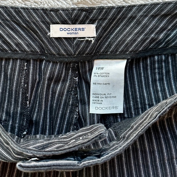 Women’s 16 Capri Dress Pants - Picture 2 of 4